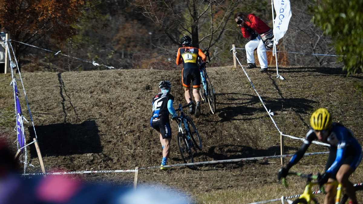 Panaracerポイントの登りでバイクを押し上げる川村誠（チーム36隊）と戸谷亮司（岩井商会レーシング）