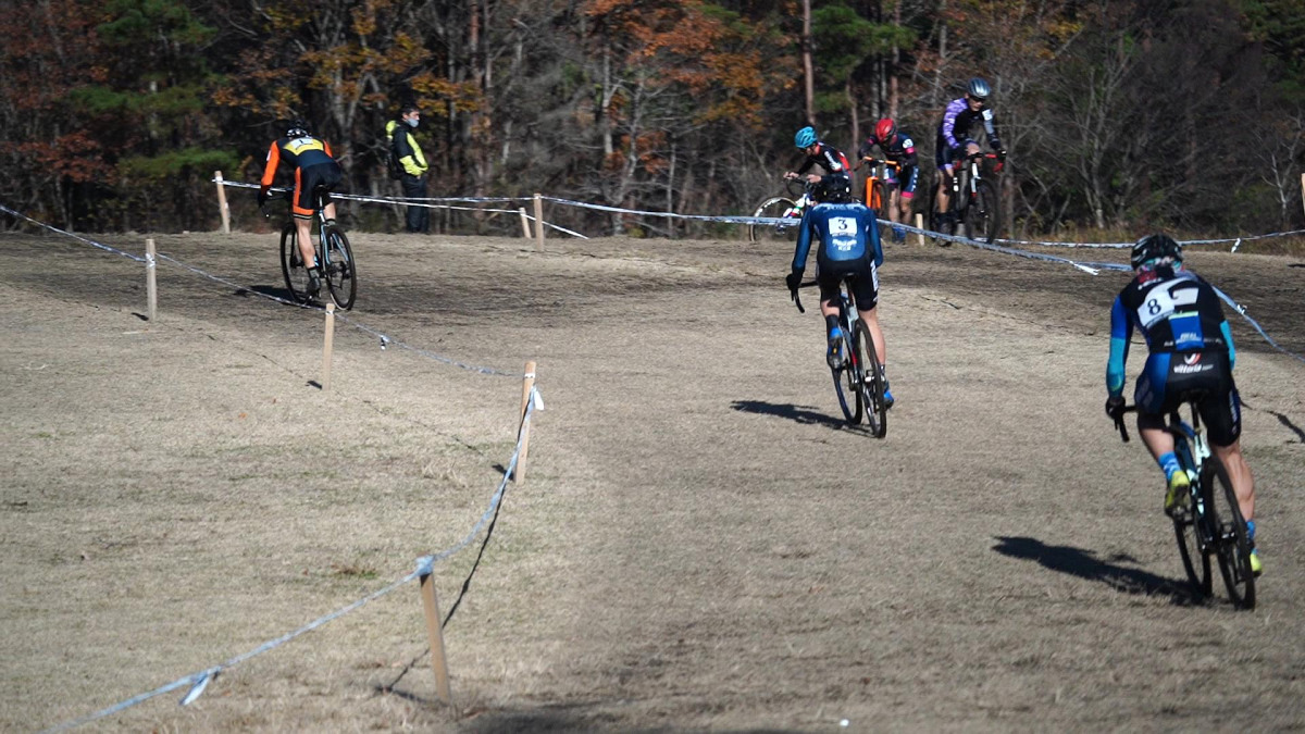 川村誠(チーム36隊)、堀川滉太(NEBcycling)に追いつく戸谷亮司(岩井商会レーシン)