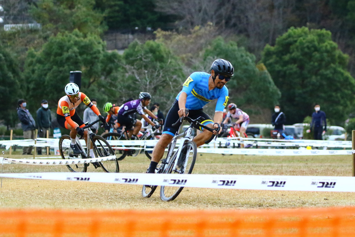 CM1でトップを走るオルガナイザーの蜂須賀智也（BUCYO COFFEE/CLT Cycling Team）