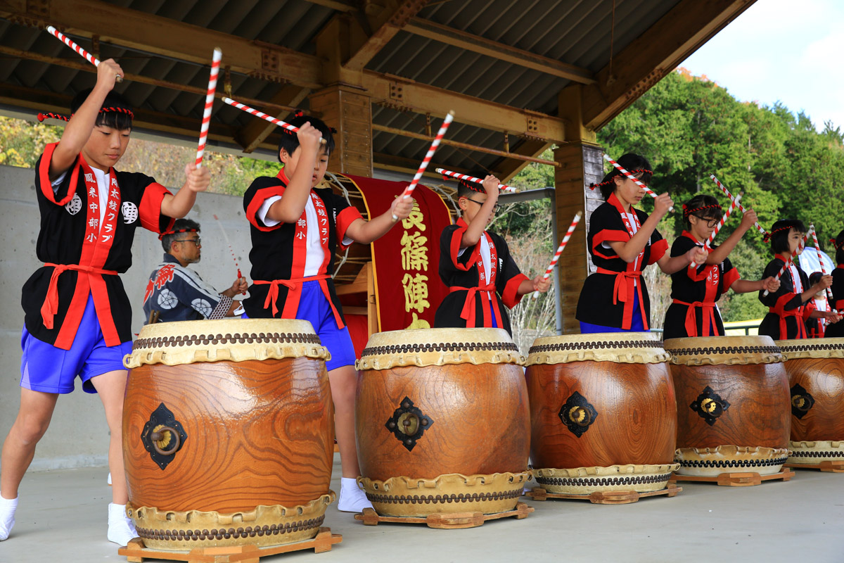 地元小学生による「長篠陣太鼓」の演奏が楽しめた