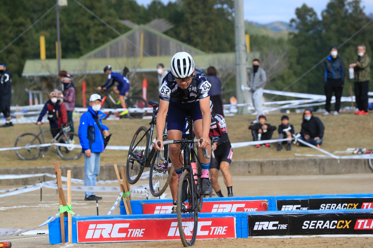 山中 真(GT Bicycles/人力車)がバニーホップでシケインをクリア