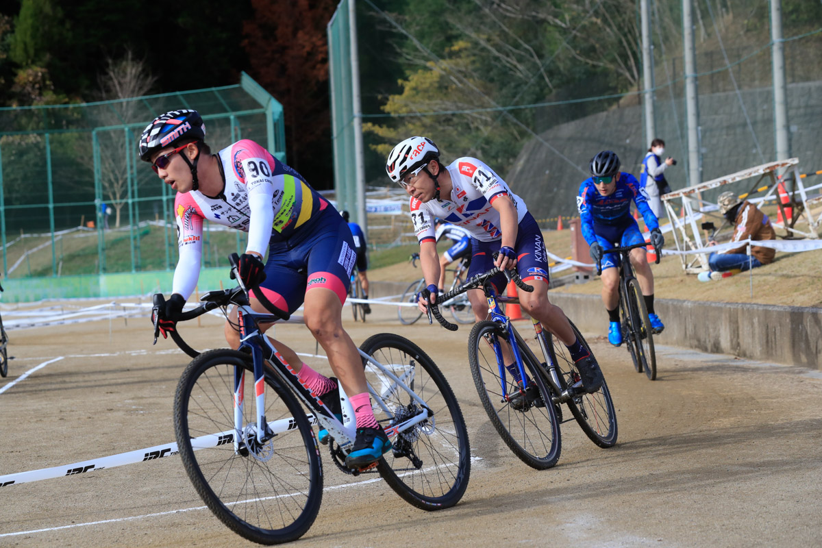 大町健斗（eNShare Cycling Team）が率いる3人のトップグループ