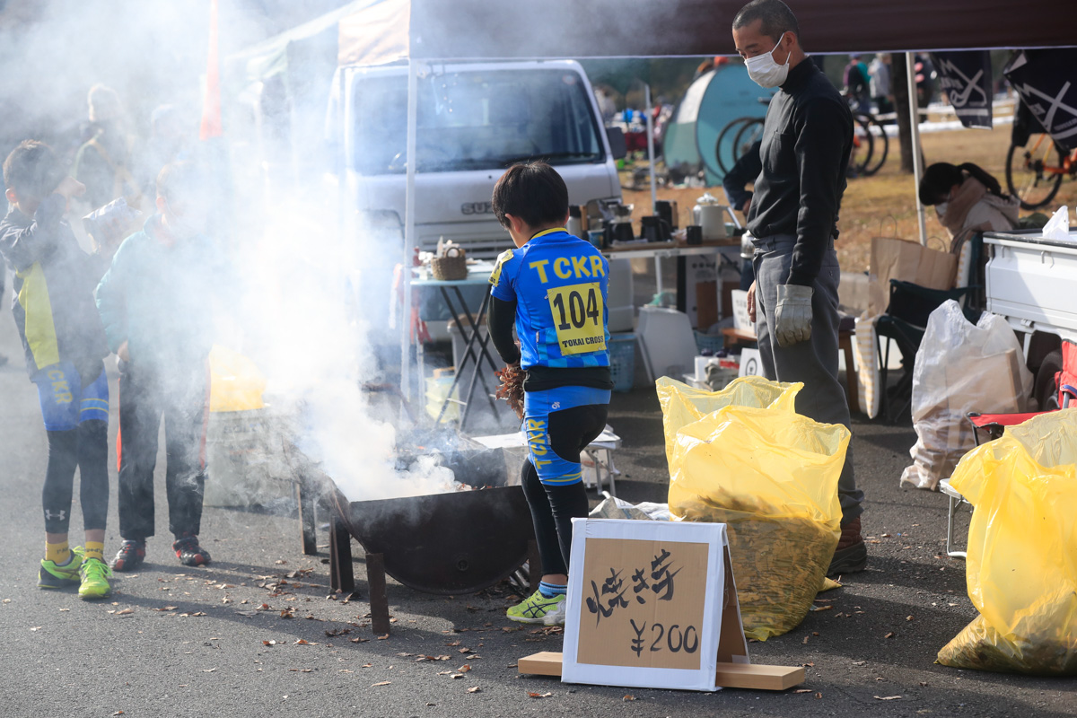焼き芋ブースも好評。ちょっとけむたい?