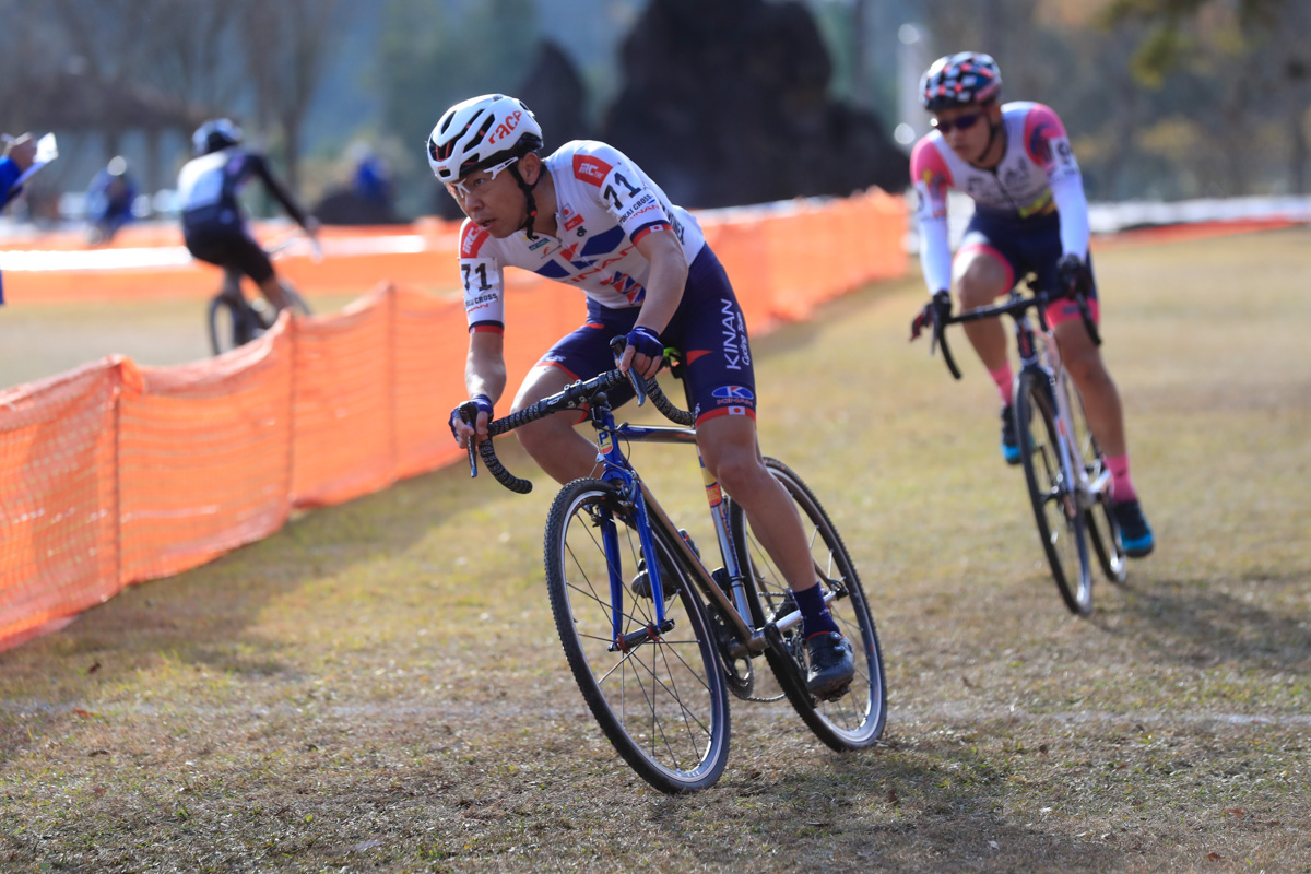 畑中勇介(KINAN cycling Team)大町健斗(eNShare Cycling Team)が先頭を争う