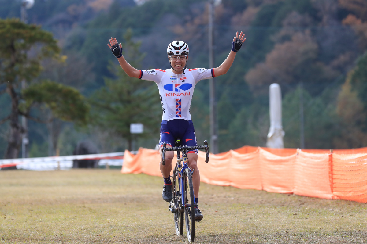 大町を振り切った畑中勇介(KINAN cycling Team)が優勝