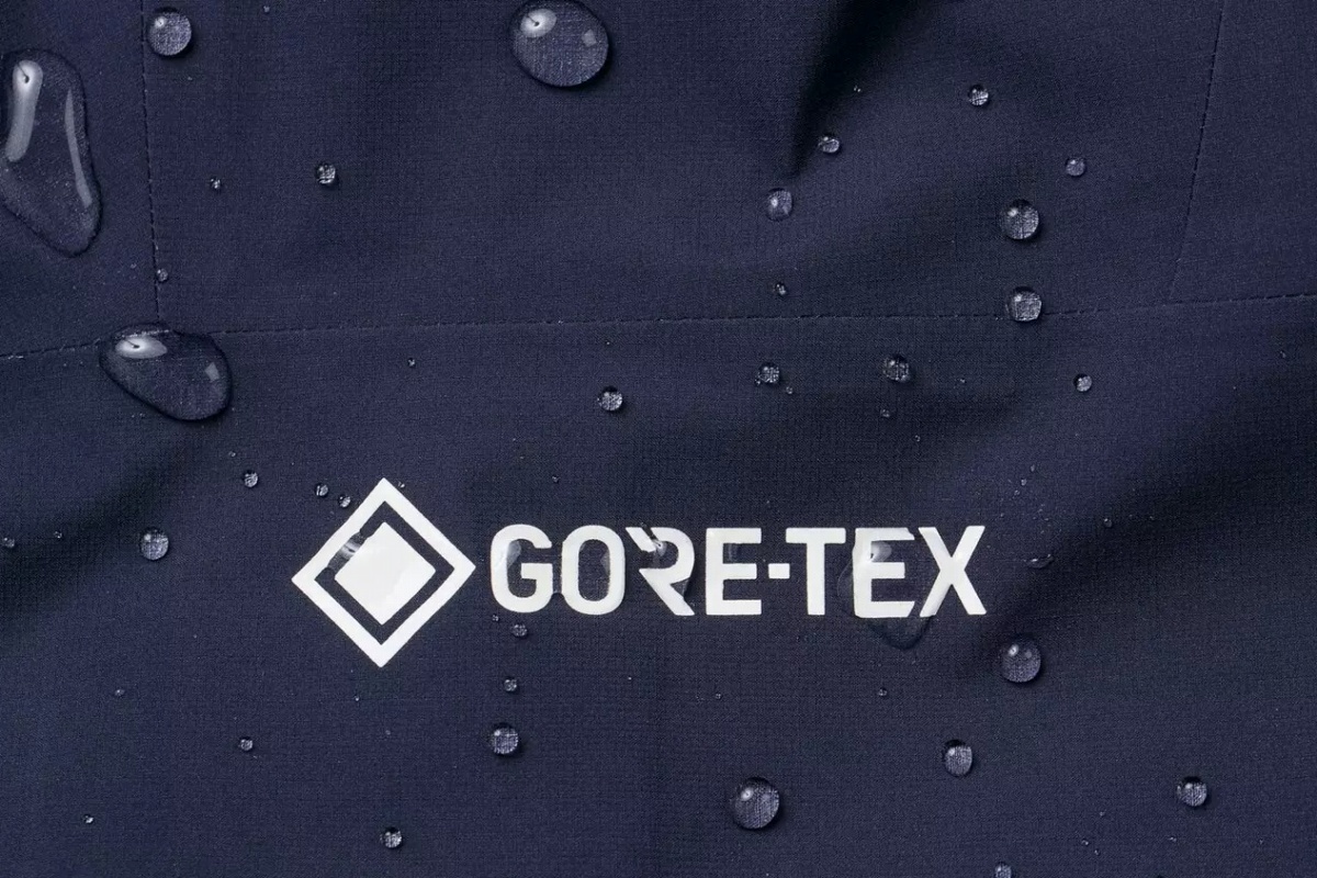 GORE-TEX生地を使い優れた防水透湿性を実現した