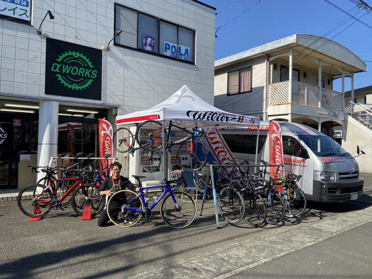 2021年の試乗会はアルファワークスさんからスタート。店舗前のラーメン屋さんのピリ辛みそラーメンが美味しいです