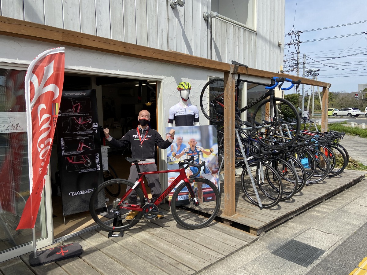 3月:マルコ・パンターニのパネルと瓜二つ!?ウィリエール大好きな山﨑店長!