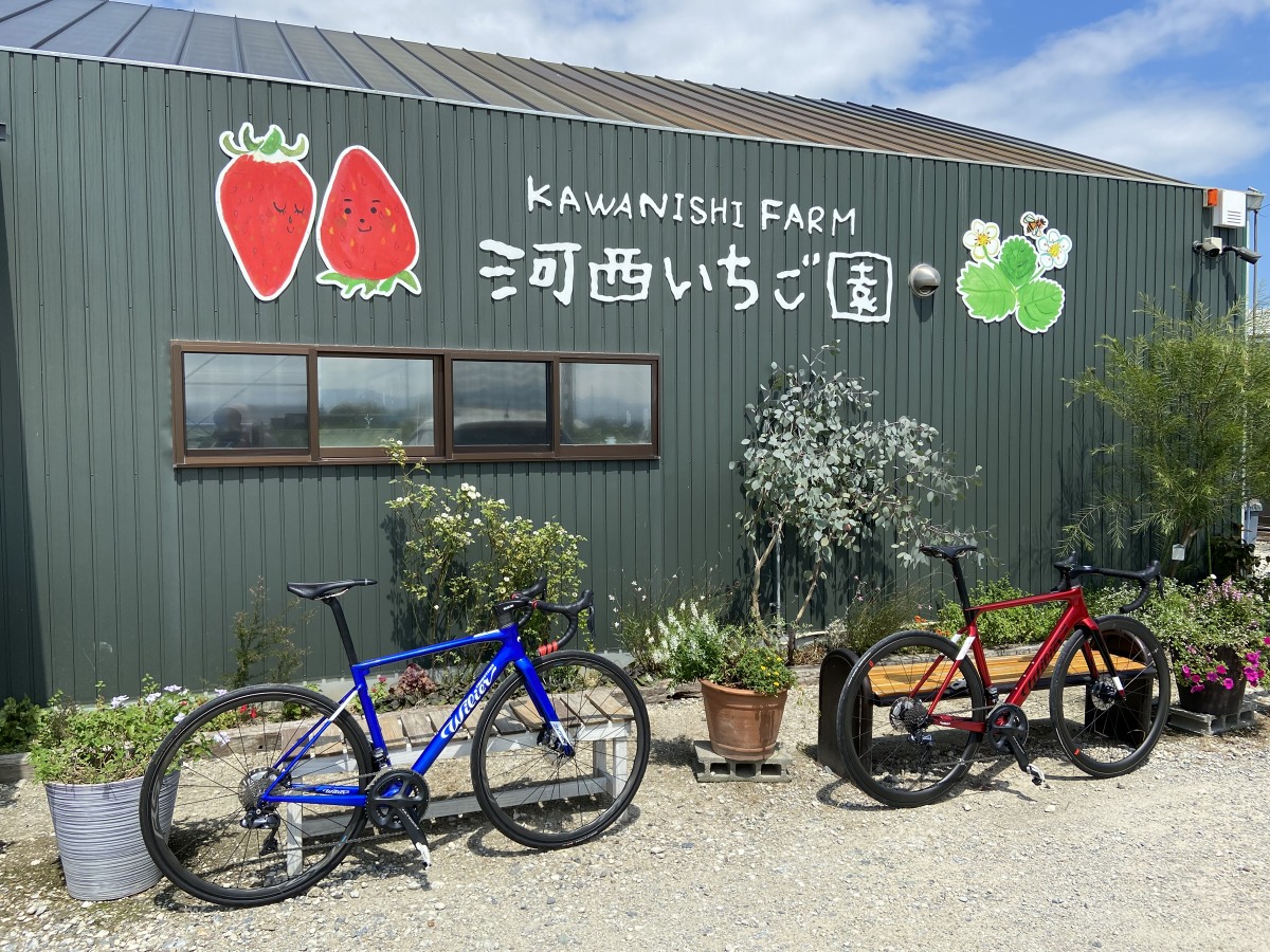 8月：河西イチゴ園さんのオシャレなカフェに訪れた方々も試乗を楽しまれました