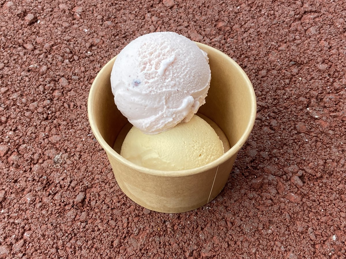 11月：道の駅・三矢の里あきたかたの店舗入り口のアイスクリーム屋さん縄文アイス。古代米や日本酒を使ったアイスクリームが絶品！