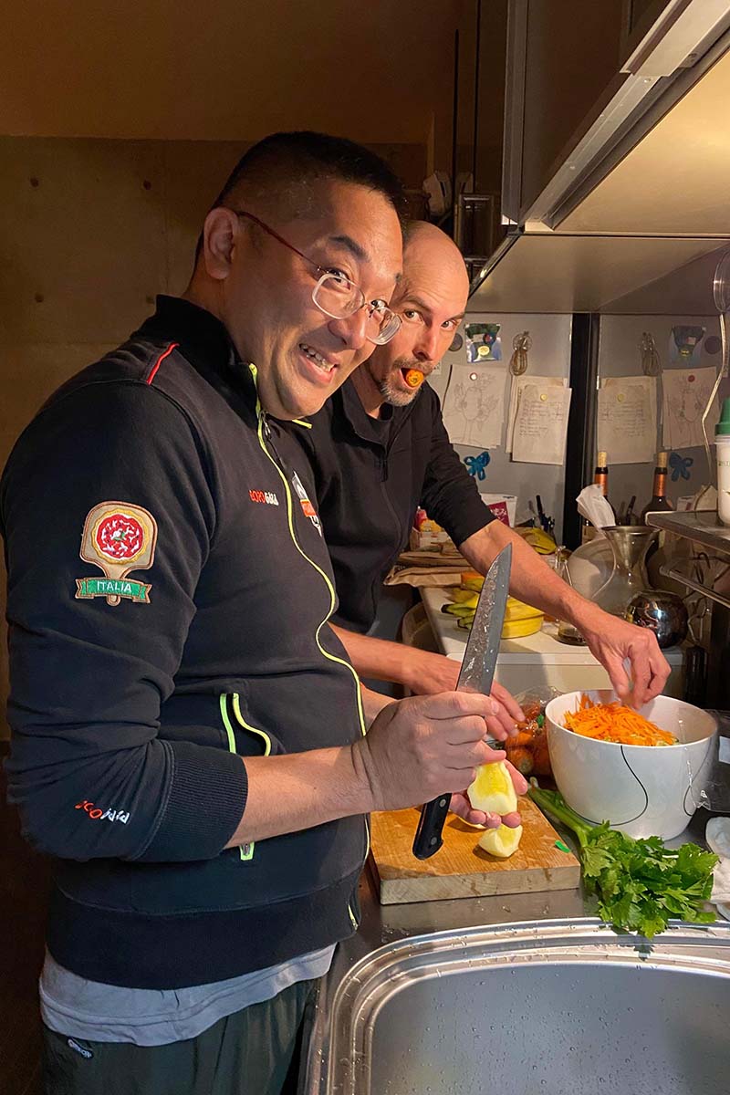 11月:ミューラージャパンのザック・レイノルズさんと夕食の準備をしました