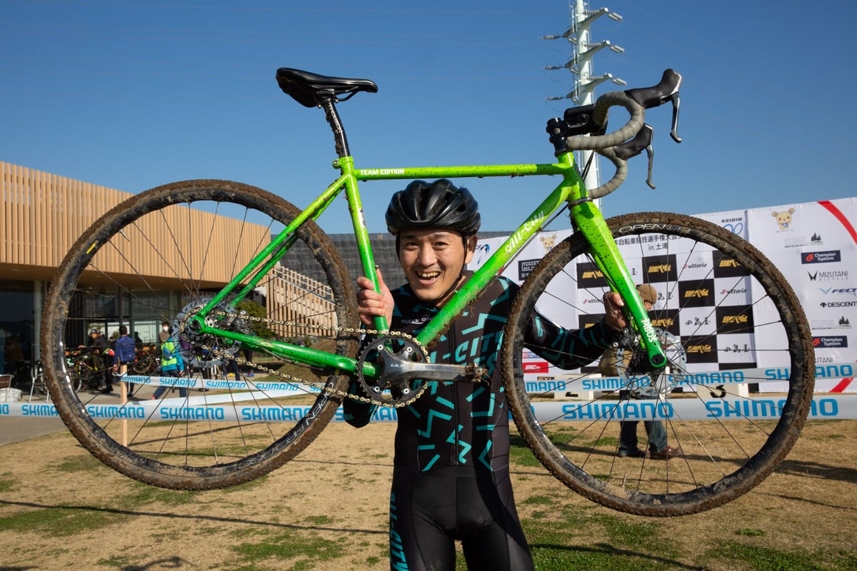 シングルスピードクラスで念願の優勝を叶えた腰山雅大（All-City Cycles）