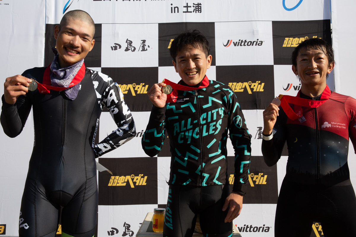 シングルスピード表彰。1位腰山雅大（All-City Cycles）、2位三宗広歩（TEAM TAMAGAWA）、3位山崎雅典（Marunouchi Cycling）