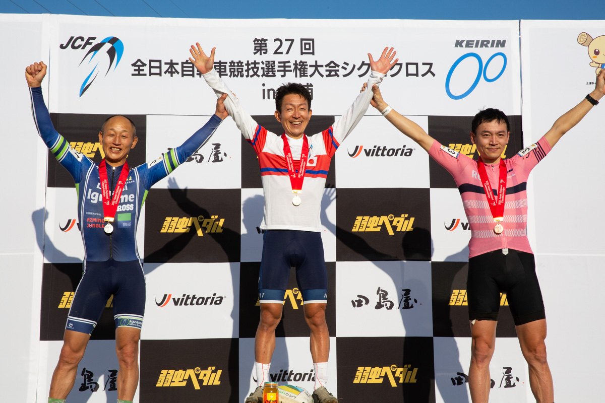 M40表彰 1位田崎友康（ToyoFrame）、2位生田目修（イナーメ信濃山形＆大幸）、3位太田好政（Rapha Cycling Club）