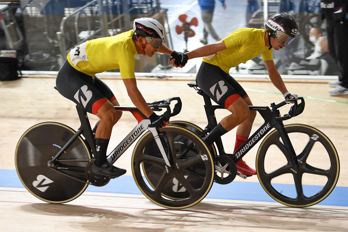 男子マディソン優勝　チームブリヂストンサイクリング2（今村駿介、山本哲央）