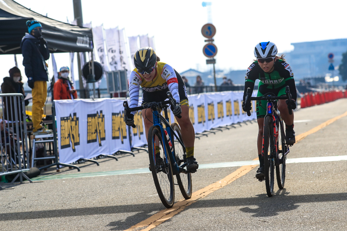 中島瞳(弱虫ペダルサイクリングチーム)がスプリントで大蔵こころ(松山学院高校)を下す