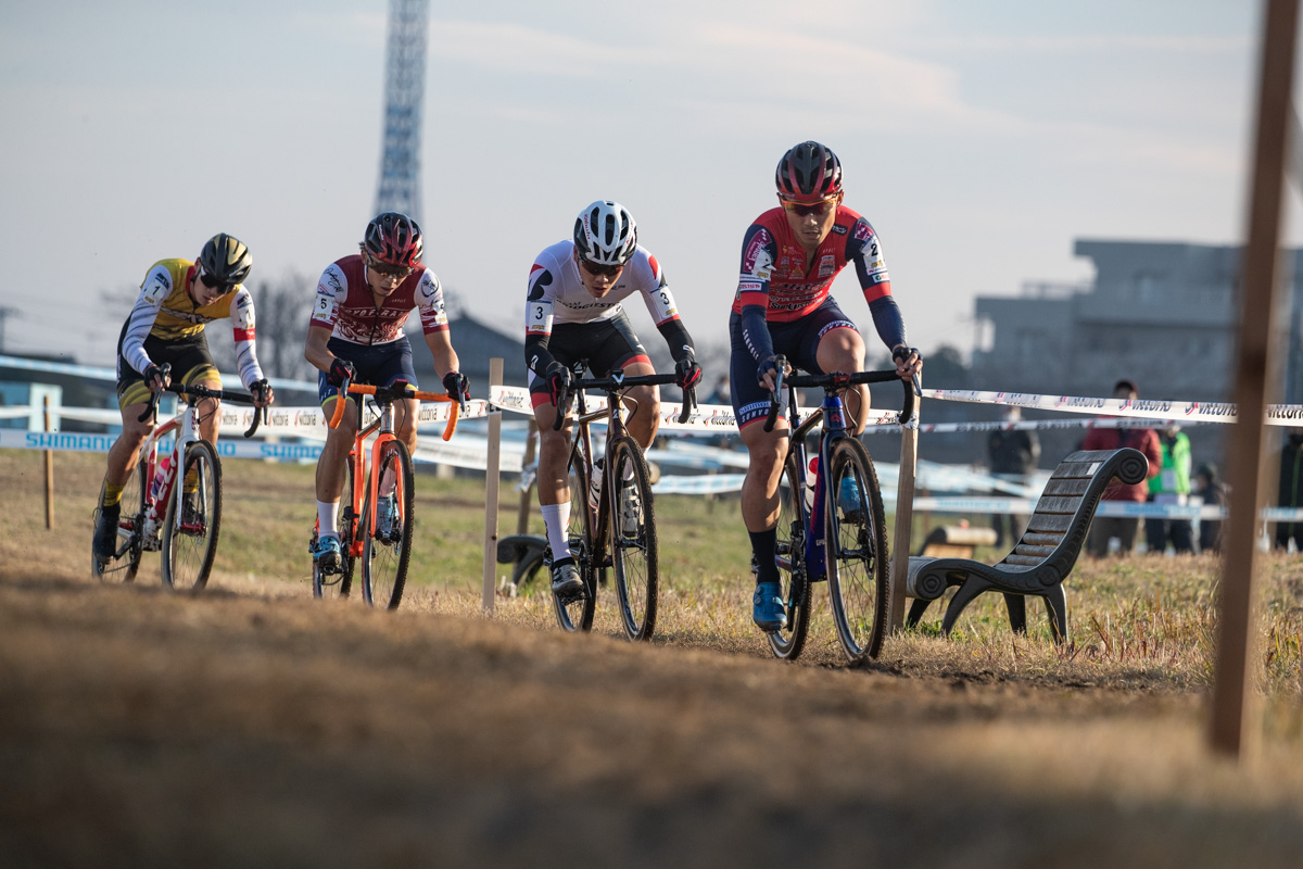 小坂光（宇都宮ブリッツェン）、沢田時（TEAM BRIDGESTONE Cycling）、竹之内悠（ToyoFrame）、織田聖（弱虫ペダルサイクリングチーム）の4人パック