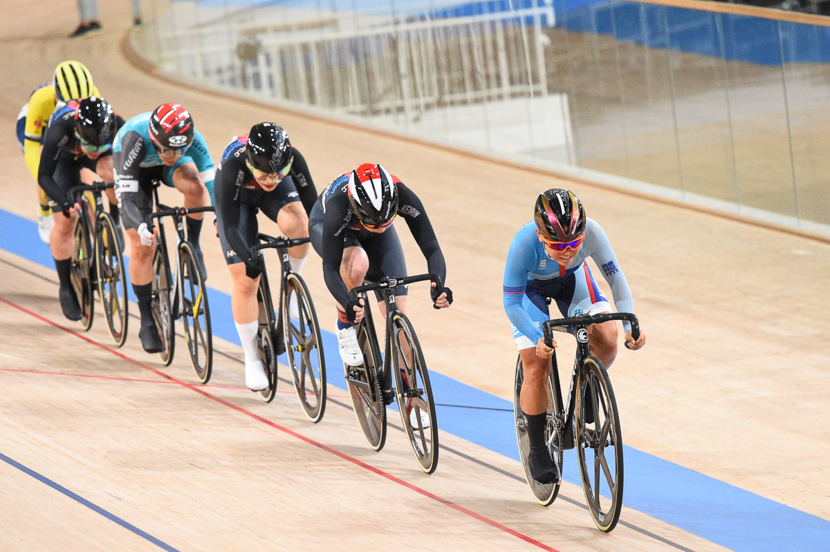 女子スクラッチ　岩元杏奈（日本体育大学）を先頭に最終周回へ