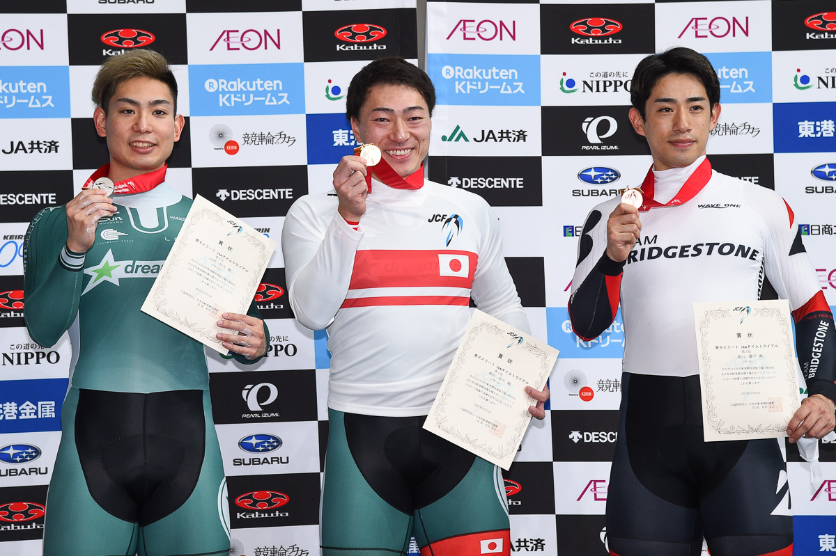 -2021年全日本選手権男子1kmTTで優勝した新田祐大（写真中央）