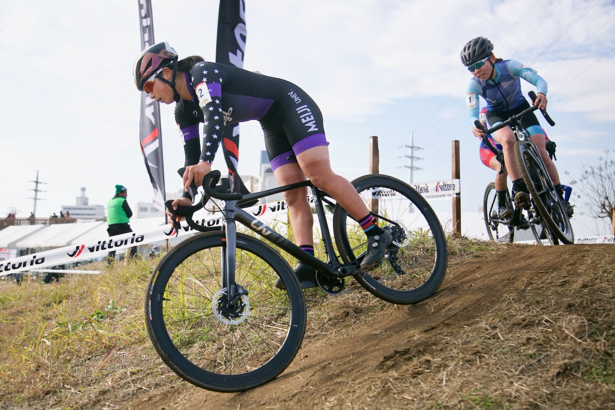 共にBRAVA ADVANCED PRO 0を駆る渡部春雅(明治大学)と福田咲絵(AX cyclocross team)