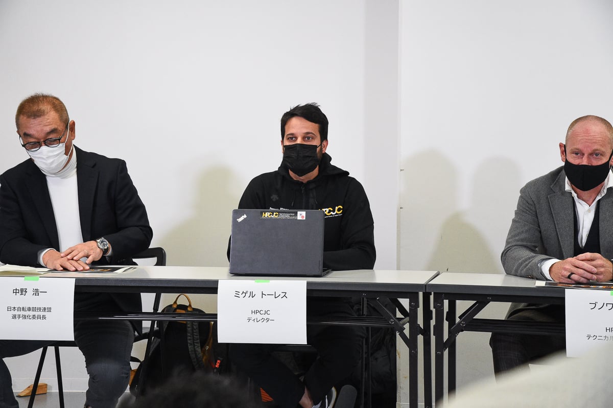 全日本選手権トラック3日目に行われたHPCJCの記者会見会見　ディレクターのミゲル・トーレス氏が東京五輪までを総括する（写真中央）。写真左はJCF選手強化委員長の中野浩一氏