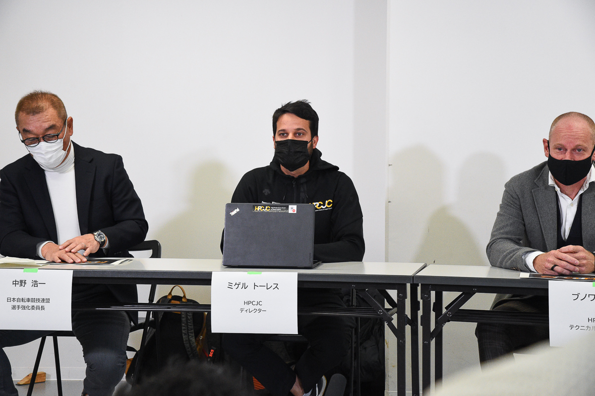 全日本選手権トラック3日目に行われたHPCJCの記者会見会見 ディレクターのミゲル・トーレス氏が東京五輪までを総括する(写真中央)。写真左はJCF選手強化委員長の中野浩一氏