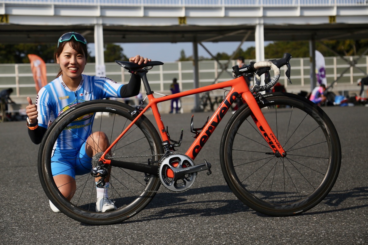 100kmチャレンジ女子優勝：今村桜子さん（内房レーシングクラブ）とサーヴェロ R3