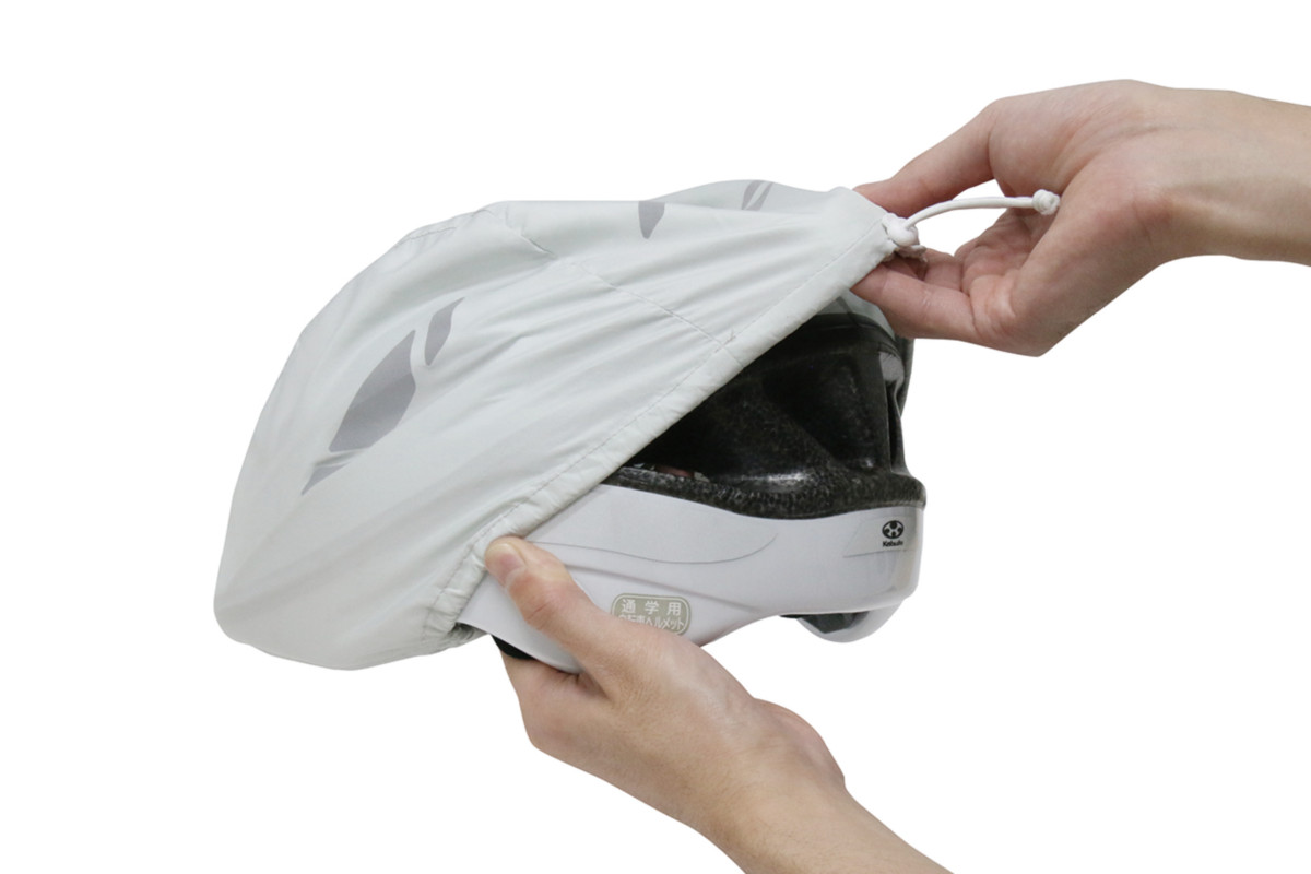 立体縫製でフリーサイズとされており、ほとんどのヘルメットに対応する