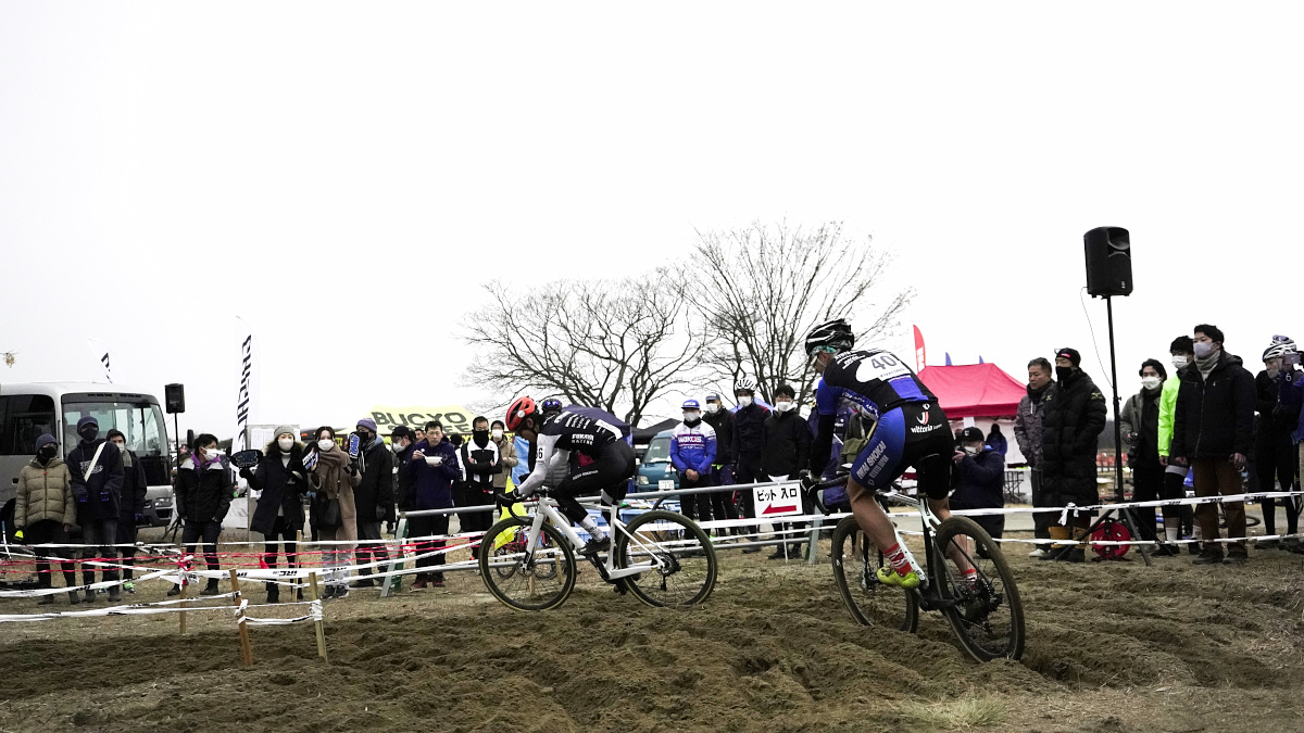 竹内遼(FUKAYA RACING)のハイペースに振り回された戸谷亮司(京都岩井商会レーシング)
