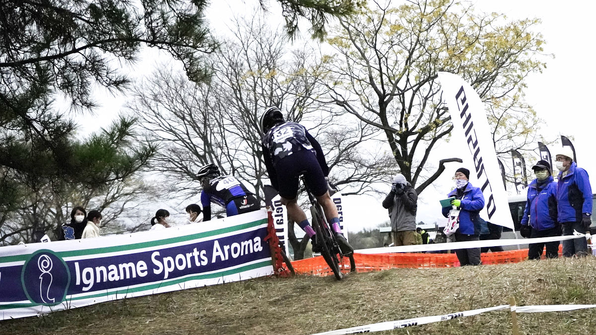 2位を走る戸谷亮司(京都岩井商会レーシング)を捉えた山中真(GT Bicycles/人力車)