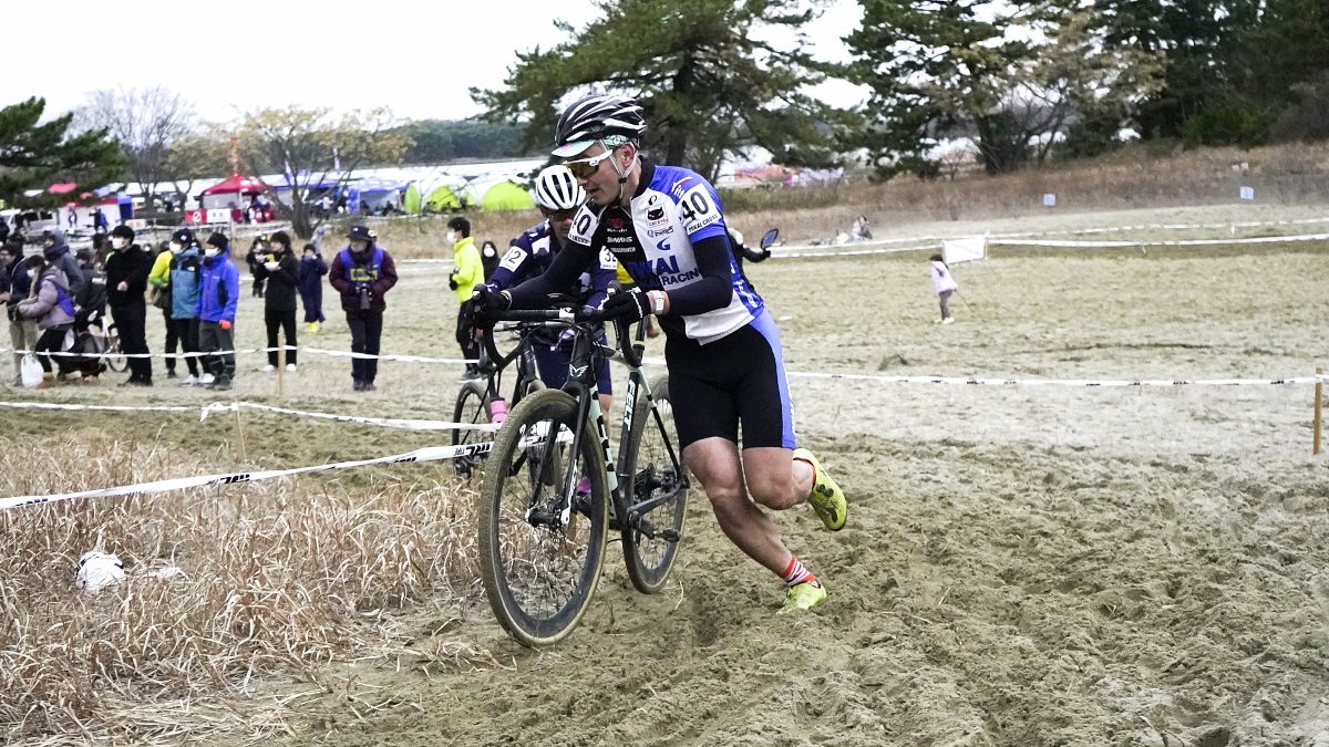 乗り切れずに降車で180度ターンを走る戸谷亮司(京都岩井商会レーシング)