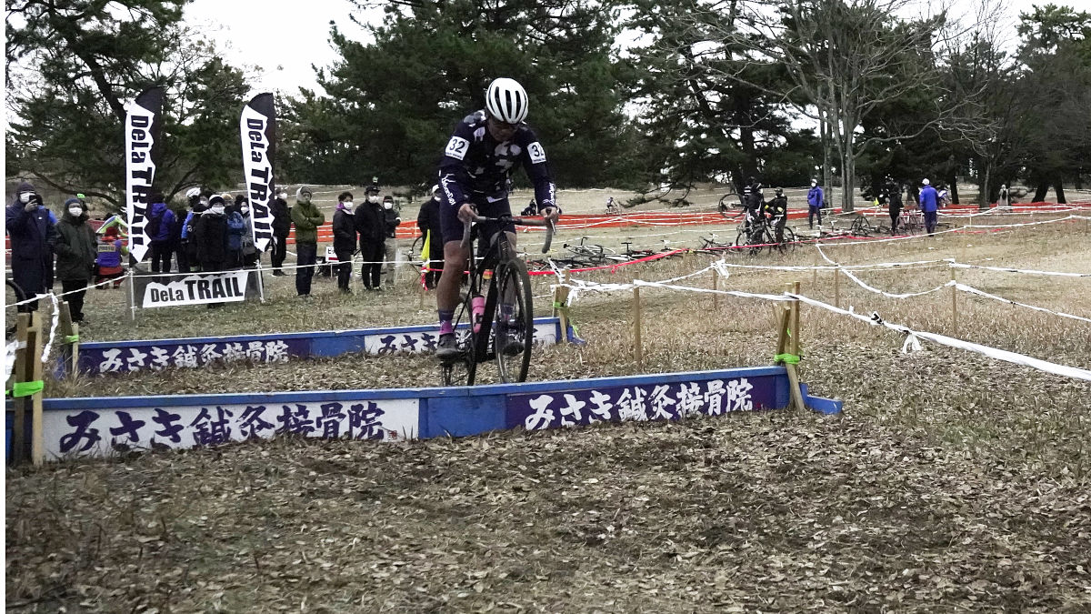 上位陣で唯一、乗車でシケインをクリアする山中真(GT Bicycles/人力車)