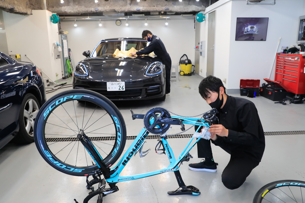 洗車の方法は千差万別。クリーニングシートで拭くだけでも、何もしないのとは大違い。でも、今回は一歩踏み込んだ洗車方法をプロに教えてもらいます。