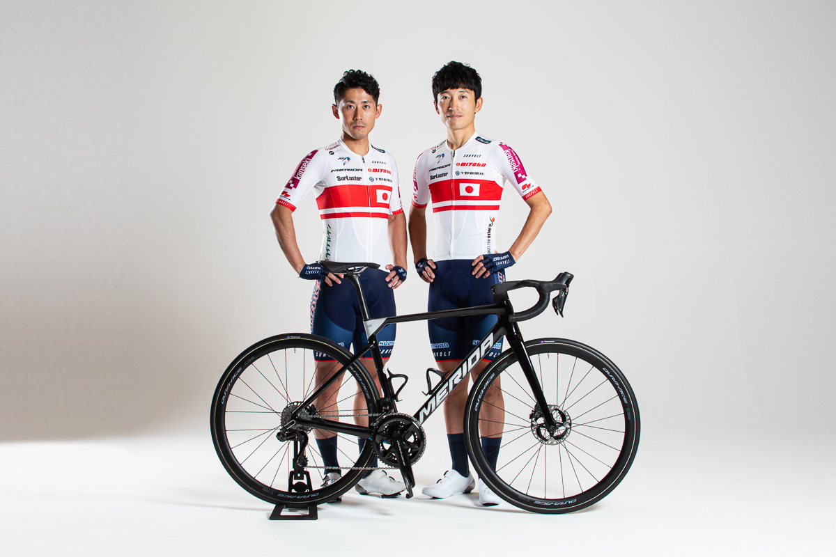 全日本チャンピオンジャージを着用した増田成幸（右）と小坂光