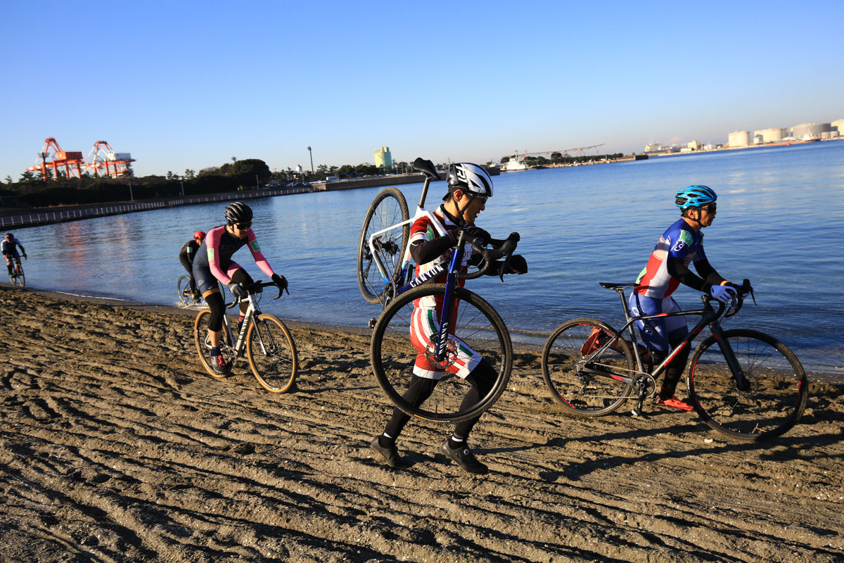 海辺の砂浜はランニングか乗ったまま行くかで差がつく