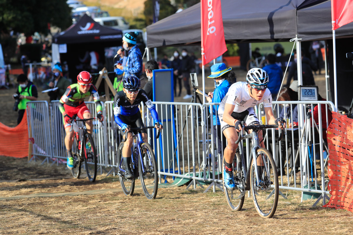 加藤健悟(臼杵レーシング)、斎藤朋寛 (RIDELIFE GIANT)、小久保登志貴 (SNEL CYCLOCROSS TEAM)のパック