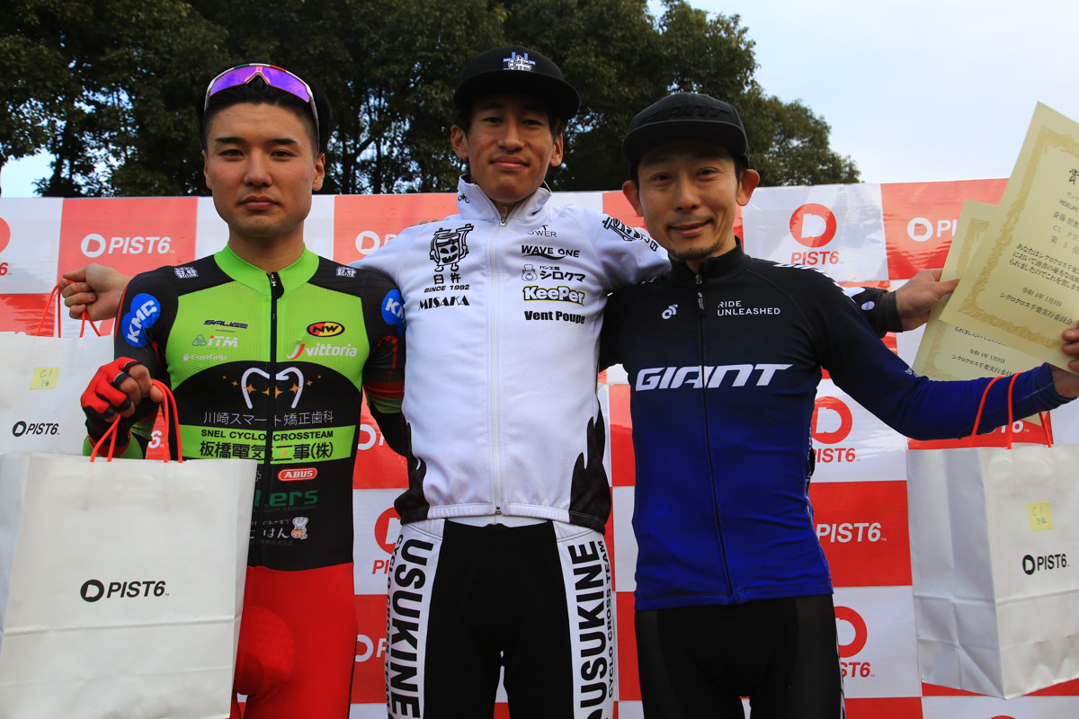 C1表彰式 優勝加藤健悟(臼杵レーシング)、2位小久保登志貴 (SNEL CYCLOCROSS TEAM)、3位斎藤朋寛 (RIDELIFE GIANT)