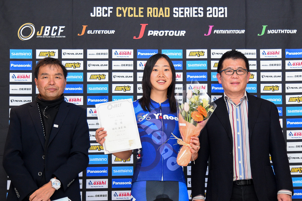 Jフェミニンツアーの年間表彰式には、株式会社ワイ・インターナショナル代表の鳥居恵一郎氏(写真右)も駆けつけた(写真左はJBCF安原理事長)