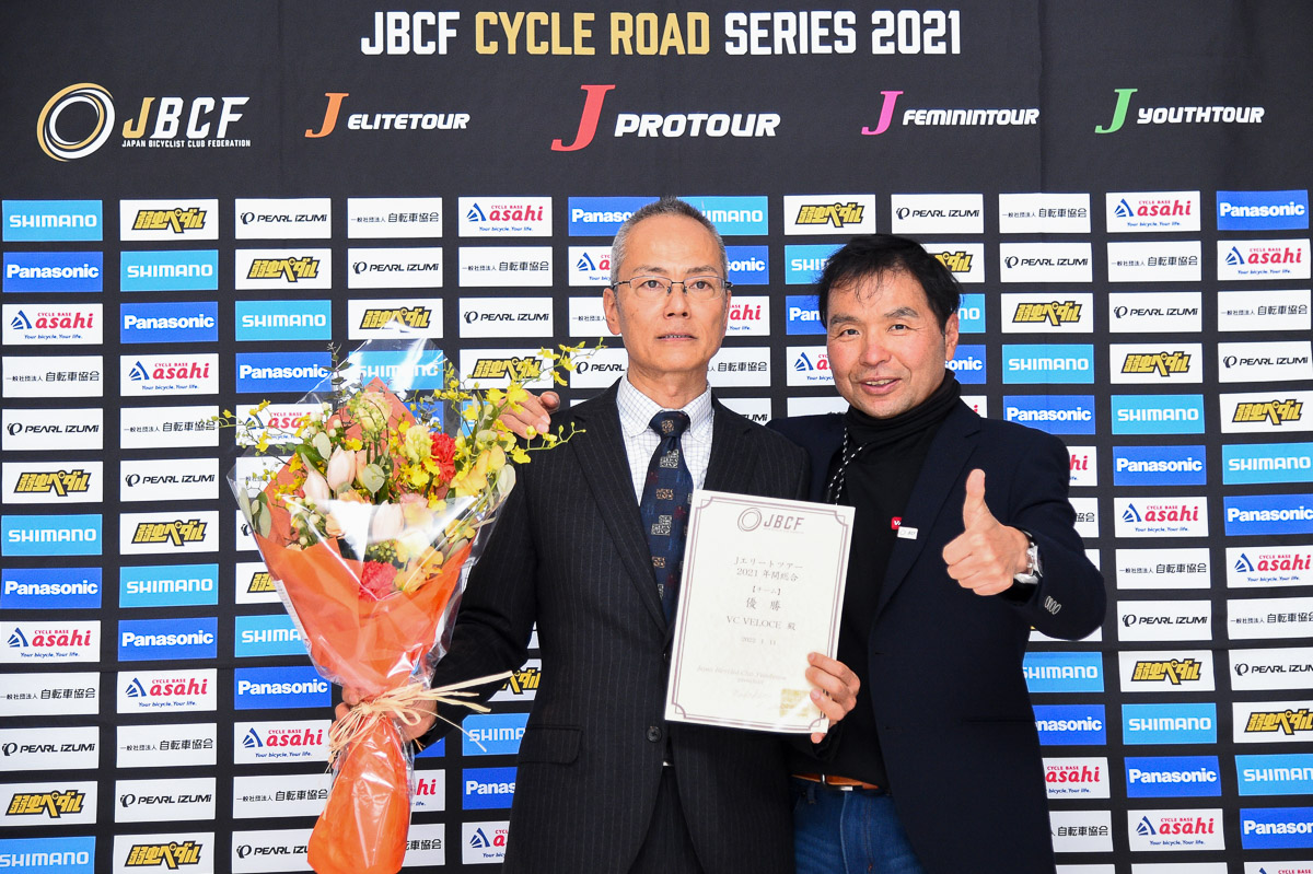 Jエリートツアー チーム総合優勝 VC VELOCE 苗木監督（写真左）