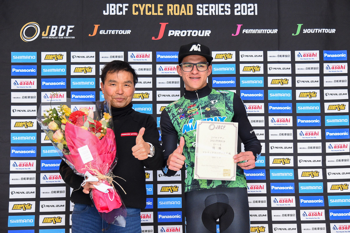 Jプロツアー チーム総合優勝 マトリックスパワータグ 安原監督とレオネル・アレクサンダー・キンテロ・アートアーガ