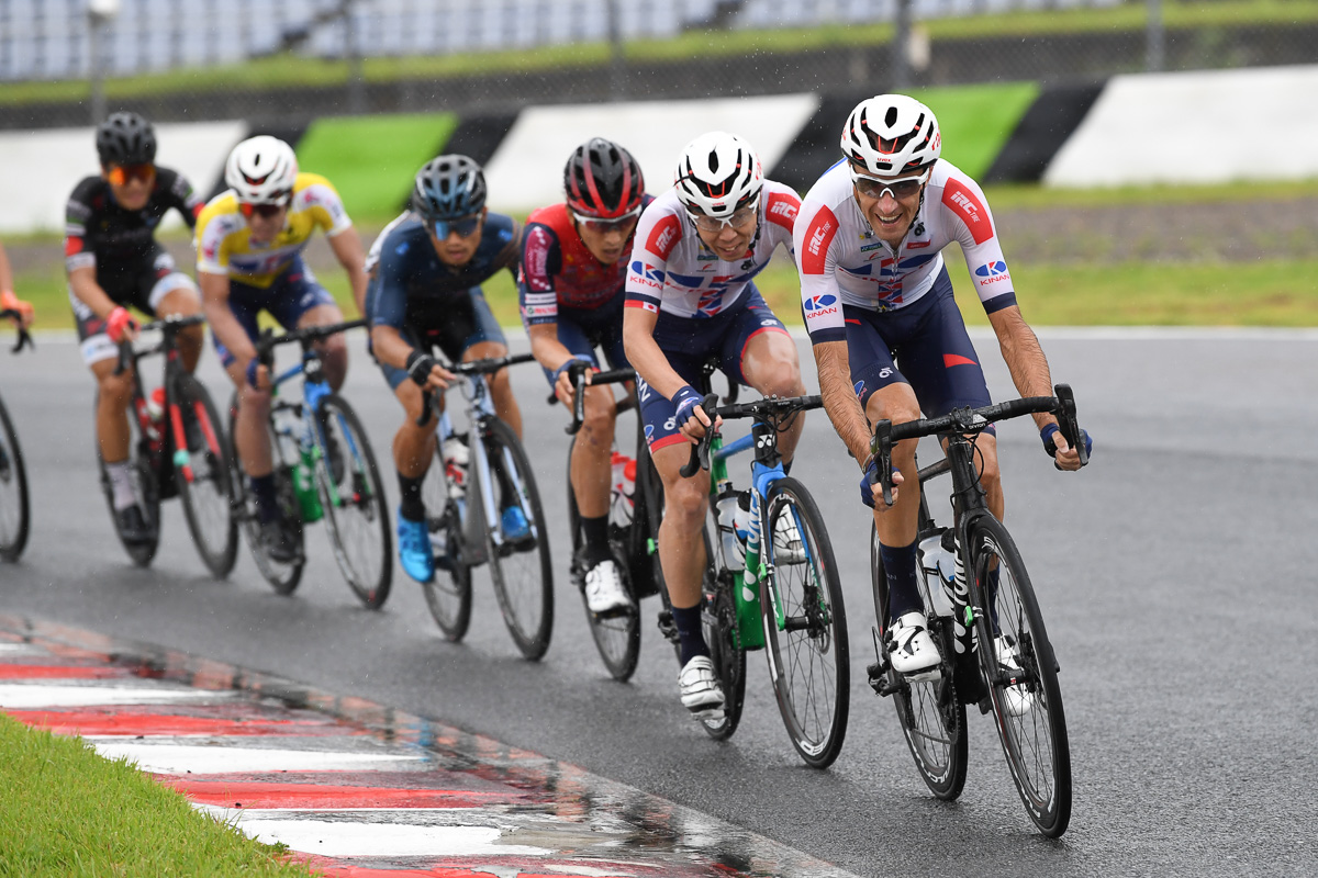 ポケット付きのワンピースをロードレースで使うトマ・ルバ(フランス)。ハイスピードレースこそ、メリットは最大化する