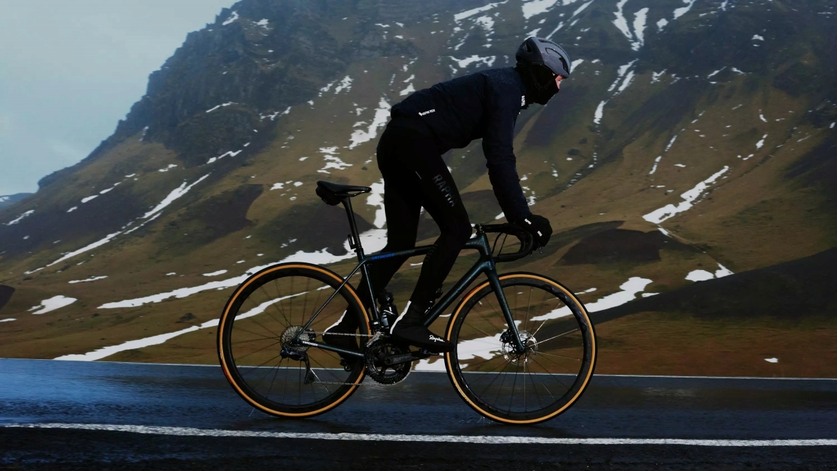 冬場もライドを妥協しないライダーに適したアウター Rapha Pro Team