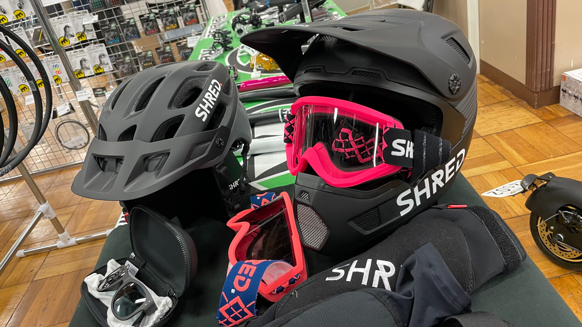 SHREDのMTB用ヘルメット＆ゴーグル