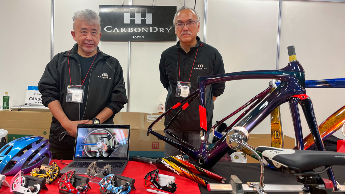 今春には東京事務所を開設予定だというカーボンドライジャパン。スタッフの野澤さん（左）と早川社長（右）