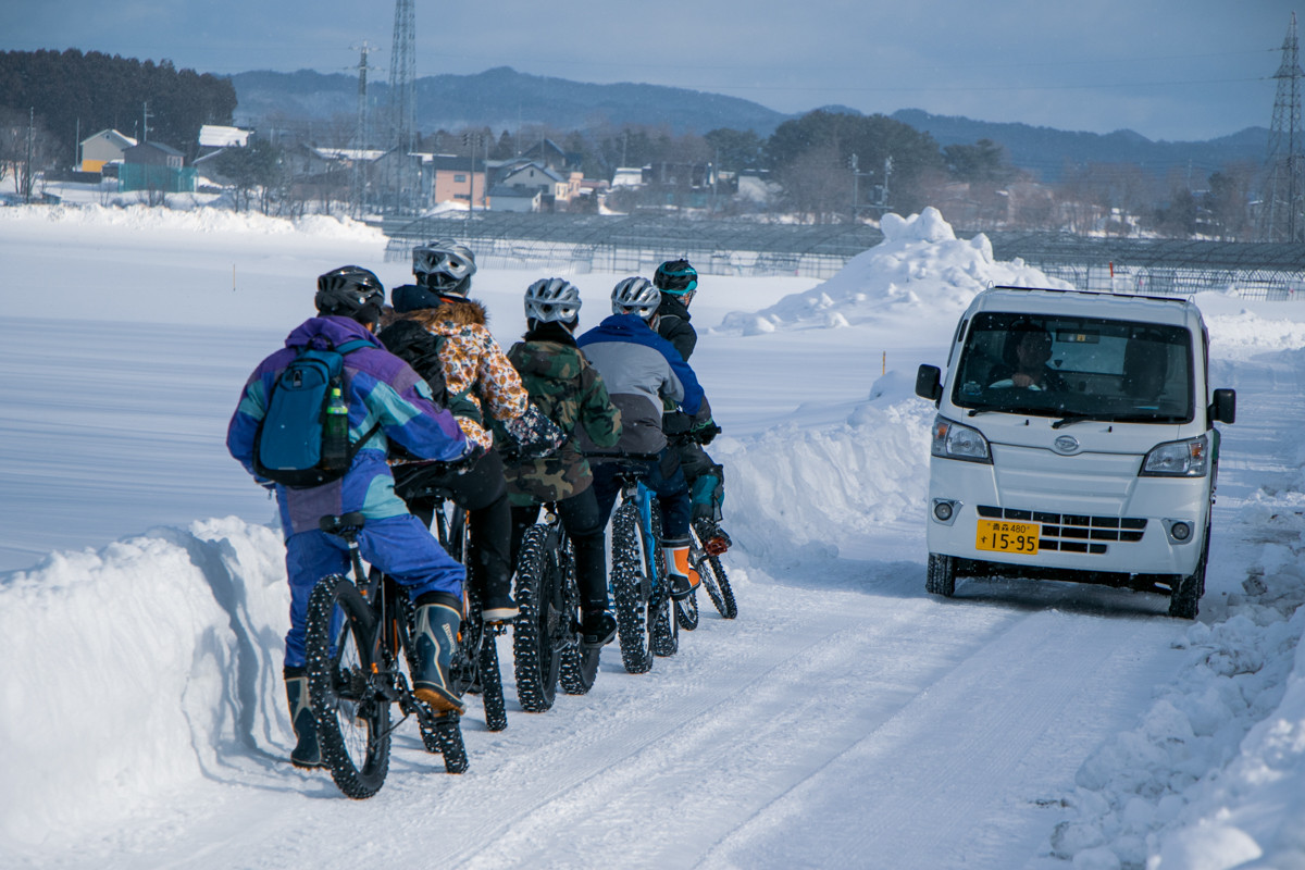 たまーに車とすれ違う時も。滑りやすい雪、お互い気を使いあって。