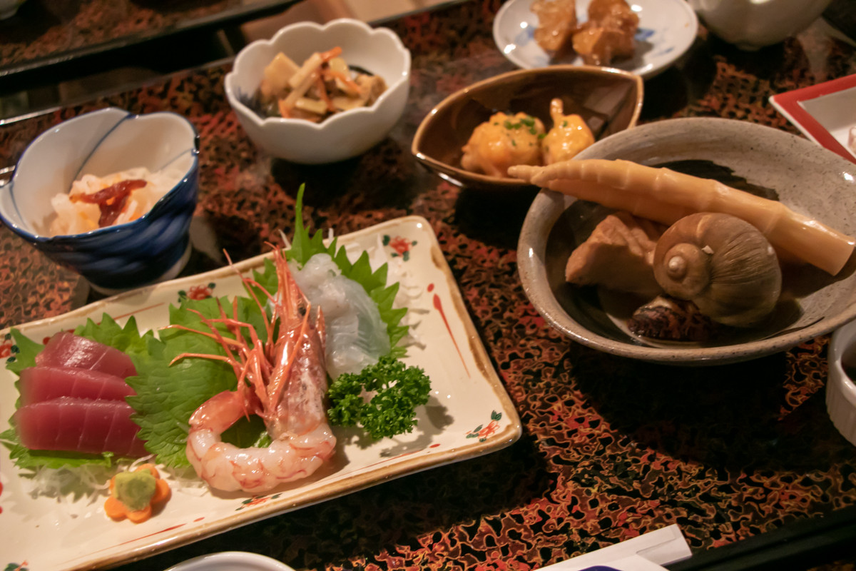 地元食材をふんだんに生かした御膳が夕食だ