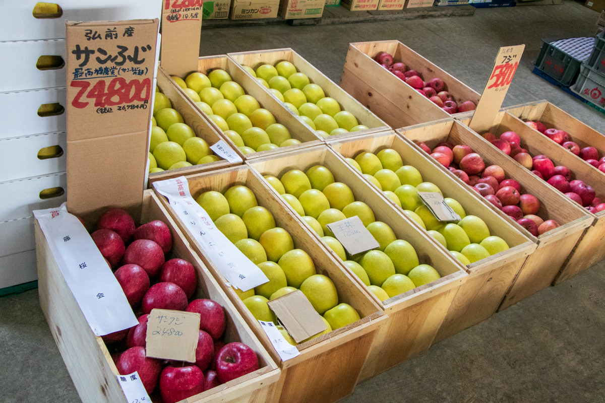 様々な種類のリンゴが木箱いっぱいに。青森のパブリックイメージって感じです