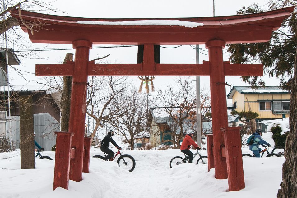 2日目のテーマの一つが神社。鳥居の朱は雪に映えますね