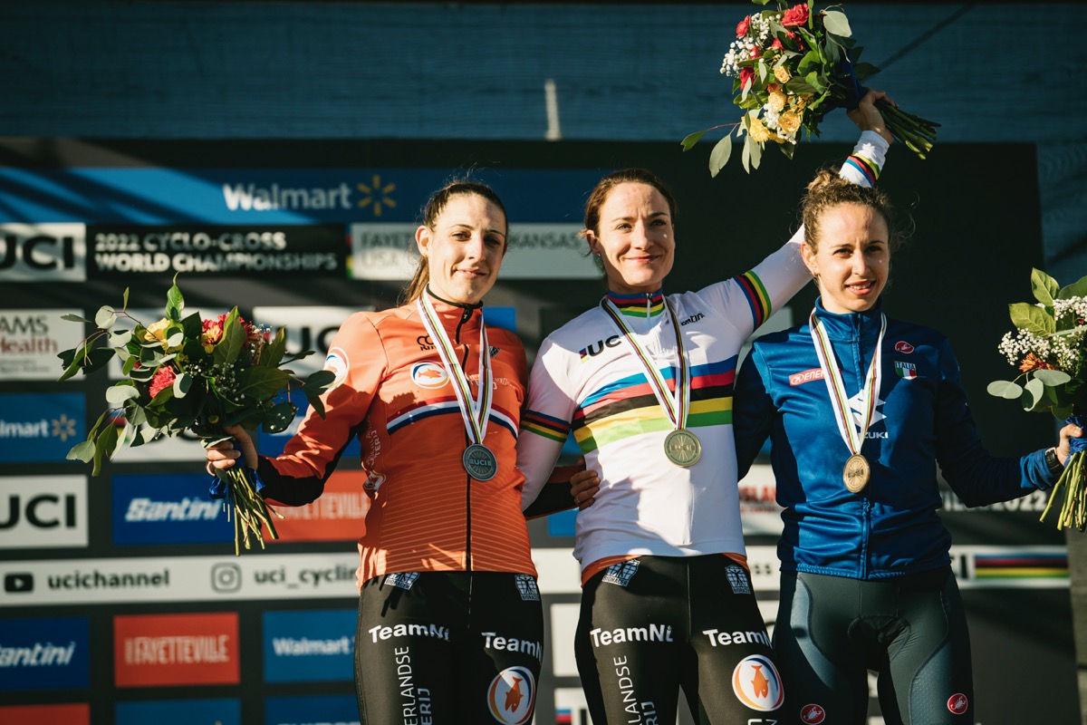シクロクロス世界選手権2022女子エリート表彰台:2位ブラント、1位フォス、3位ペルシコ