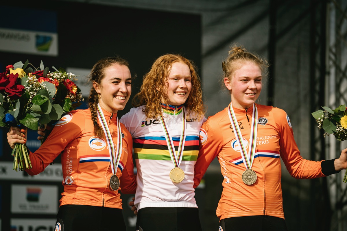 シクロクロス世界選手権2022女子U23表彰台：2位ファンアンローイ、1位ピーテルス、3位ファンエンペル